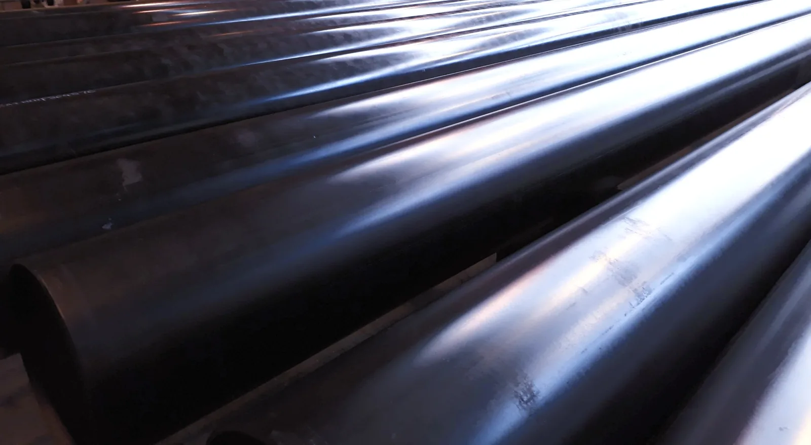 Steel tube coated with Marindec primer, stacked at the plant